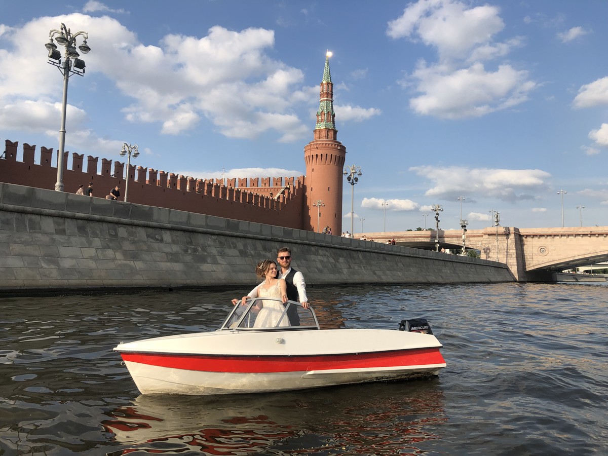 Аренда катера для прогулки по Москве-реке